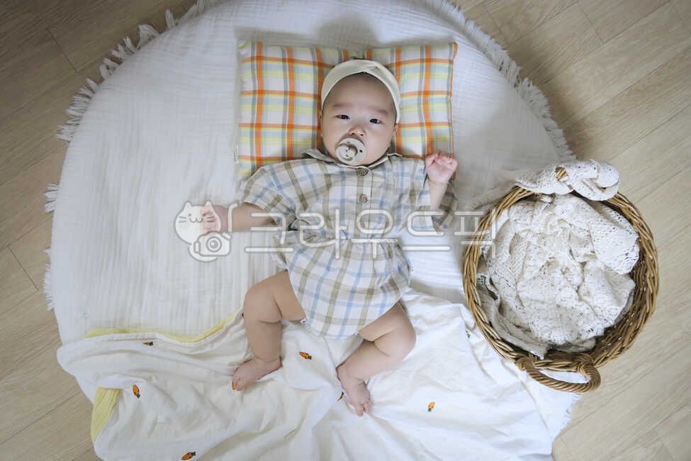 하얀색,헤어밴드,러그,흰색,천지난만한,아기,신생아,사람,갓난아기,귀여운,작은,소중한,앙증맞은,인간,어린,한살,1세,만0세,아가,영유아,얼굴,눈,코,입,엄마품,안긴,베이비,천사같은,사랑스러운,가족,아들,라이프스타일,생활,육아,보육,아시안,한국인,동양인,한국,베개,바구니,라탄바구니,체크무늬,사람,인물,인간,human,person,영유아,아기,애기,아이,infants,baby