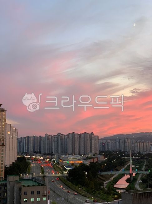 cityscape,도시경관,road,도로,city,도시,sunset,노을,cloud,구름,sky,하늘,moon,달