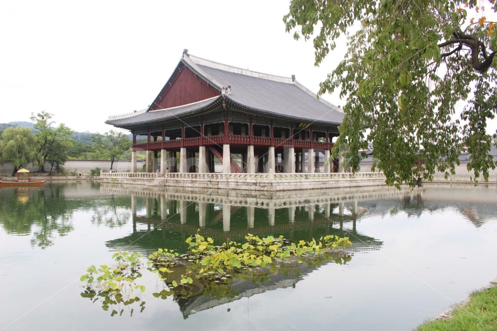 하늘,궁,성,경복궁,돌담,서울,전경,풍경,야외,지붕,기와,기와지붕,담,경계,나들이,전통,경회루,랜드마크,landmark,tourist attraction,한국전통,한국문화,korean traditional,korean culture