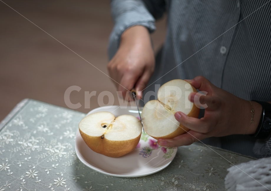 칼,칼질,배,아내,과일,간식,피로회복,비타민,충전,달달,열매,집,출출,사람,인물,인간,human,person,신체일부,몸,body,음식,식재료,요리,food,cook,meal,dishes,food reserves,과일,열매,fruit