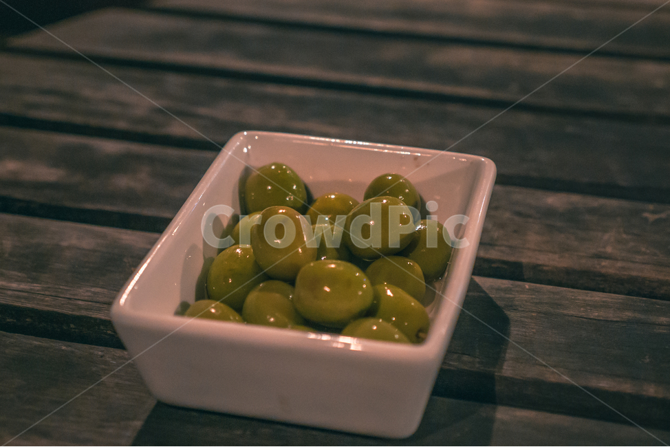 올리브,안주,bar,바,나무테이블,술안주,그린올리브,양주안주,olive,greenolive,음식,식재료,요리,food,cook,meal,dishes,food reserves,과일,열매,fruit,감성,sensible,feeling,색깔,색상,색채,색감,color sense,color sensitivity,feeling of color