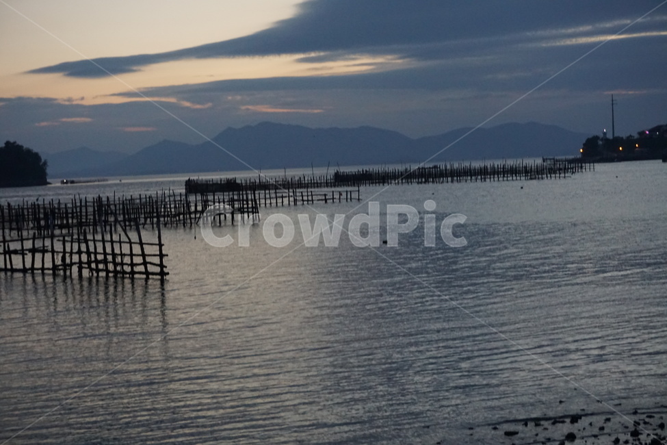죽방렴,bambooweirs,일몰,황혼,바다,구름,하늘,야외,weir,sun,nature,bamboo,outdoor,landscape,ocean,orange,sea,seashore,sunset,wall,twilight,seaside,season,shore,sky,seascape,attractive,evening,beautiful,dusk,coast,streams,water,softening
