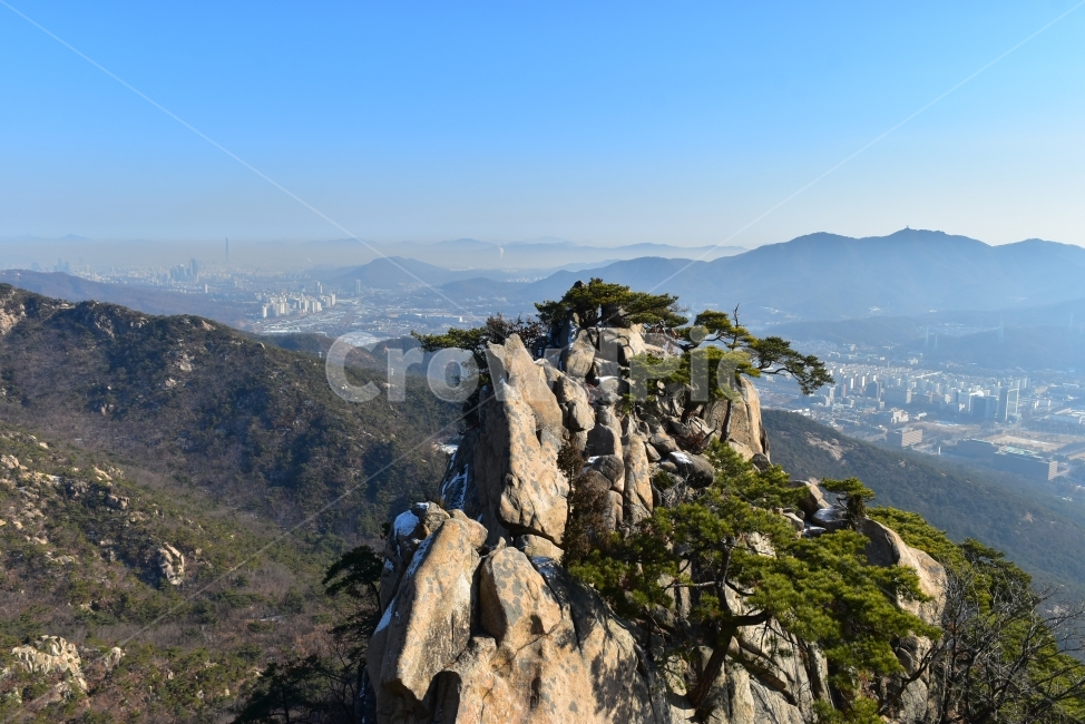 관악산,풍경,겨울,자연,눈,스포츠,등산,산행,nature,snow,겨울풍경,느낌,아름다운,신비로운,경이로운,기암,바위,암봉,암릉,다큐,필,힐링,명산,landscape,winter,season,트레킹,100대명산,인기명산,조망,전망,정부청사,6봉,수목원능선,바윗길,암릉길,명품송,소나무,자연,풍경,nature,landscape,한국자연풍경,한국자연경관,korea nature landscape,outdoors,옥외,cliff,낭떠러지
