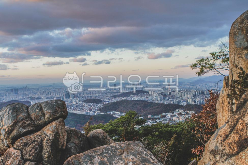 관악산,옥외,건물,고층건물,도시,중심지,도심,자연,산,산맥,봉우리,능선,언덕,경사,숲,나무,식물,하늘,구름,가을,단풍,일몰,해질녘,저녁,황혼,노을,석양,풍경,조감도,바위,암벽