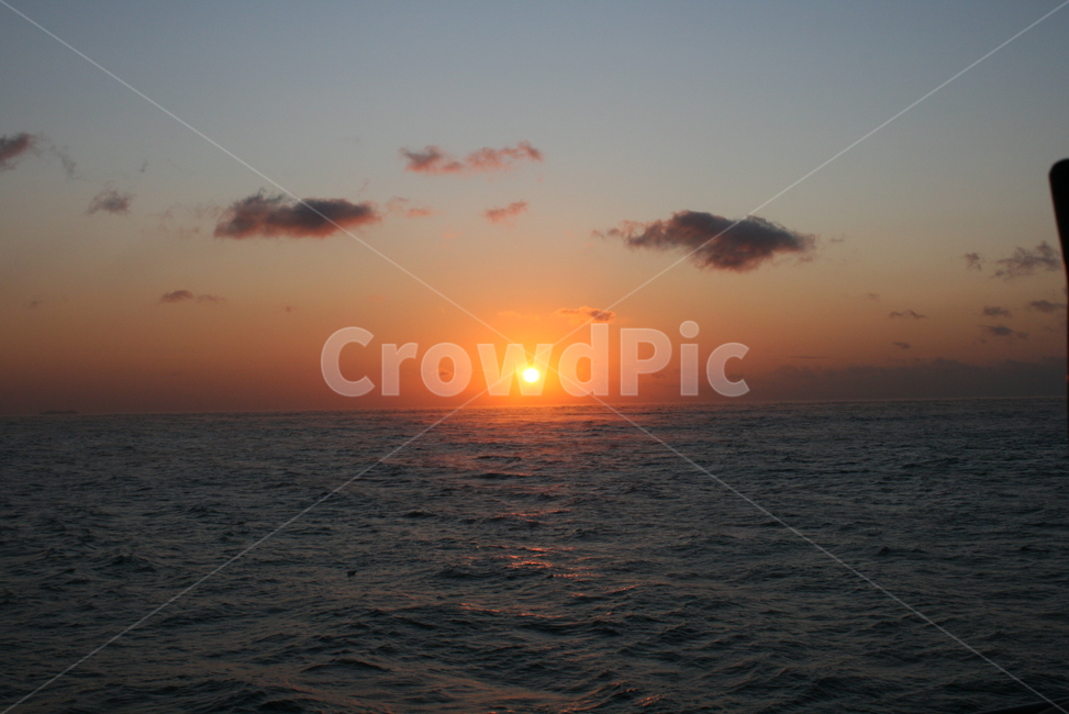 일출,서해바다,붉은빛,구름,저녁,바다,자연,풍경,nature,landscape,outdoors,옥외,sunlight,햇빛,dusk,황혼,sunset,일몰,dawn,새벽,sky,하늘,red sky,붉은 하늘