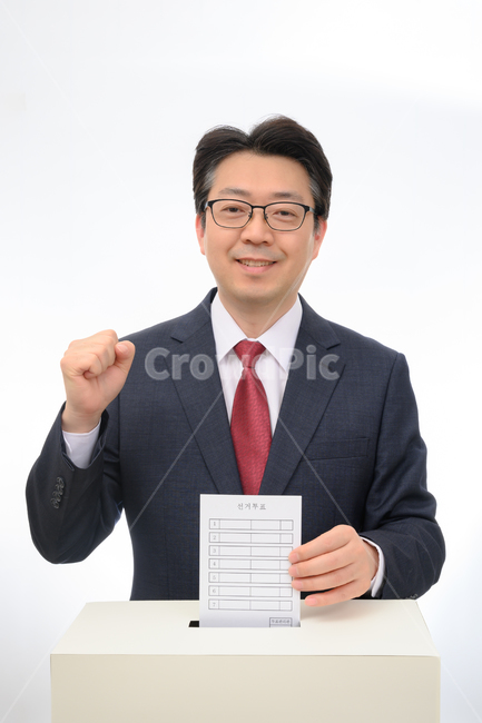 선거,투표,표,선거운동,유권자,주권,권리,의무,기본권,선출,득표,표결,다수결,투표용지,정치,정당,민주주의,투표함,선택,국민투표,지방선거,결정,국회의원선거,대통령선거,국민,총선,대선,종이,의사결정,비즈니스맨,여론,평화,넣기,빈,카피스페이스,제도,개념,누끼,남자,남성,1명,한국인,일본인,중국인,아시아인,중년,찬성,반대,찬반투표,카피,스페이스,비즈니스