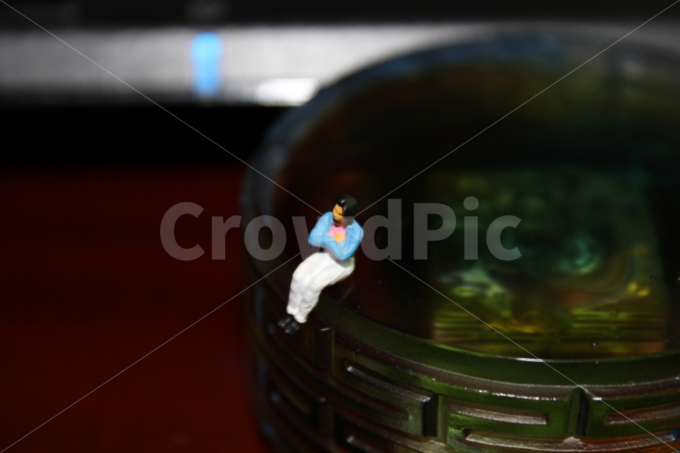 유리,미니어처,여자,인형,앉아있는,glass,miniature,woman,figure,sitting,사물,물건,오브젝트,thing,object,matter,연출,컨셉,콘셉,direction,concept