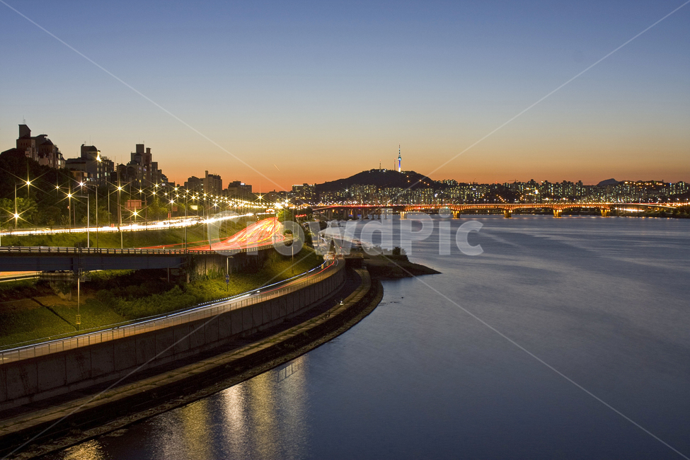 도시,교통,자동차,도로,가로등,승용차,road,automobile,고속도로,freeway,car,차,transportation,차량,vehicle,직장인,퇴근,출근,노을,한강,sunset,배경화면,바탕화면,야경,밤,풍경,nightscape,night,landscape,도시,city,한국도시풍경,한국도시경관,korea cityscape