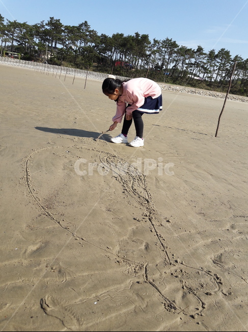 sandpicture,littlegirl,scribble,모래그림,놀이,소녀,여자아이,바닷가,모래,sand,person,사람,human,인간,nature,옥외,outdoors