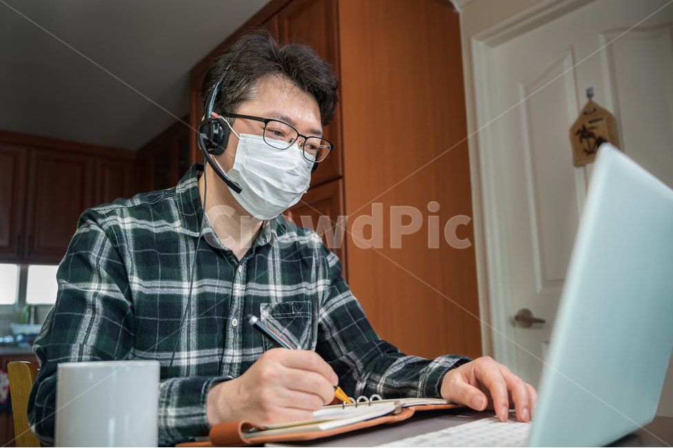 코로나19,코로나바이러스,coronavirus,covid19,원격근무,재택근무자,재택근무,자가격리,텔레마케팅,원격,서비스,인터넷,가정,노트북,컴퓨터,상담,컨셉,남자,남성,비지니스,아시아인,동양인,중국인,한국인,일본인,집,근무,영상통화,중년,4050세,1명,콜센터,업무,라이프스타일,인물,자택,캐주얼,일,직장인,직장,헤드셋,헤드폰,감기,독감,머그컵,통화,마스크,일회용마스크,사람,인물,인간,human,person,남성,남자,man,male,정보통신기술,전자기기,전자제품,it,information,technology,electronic equipment