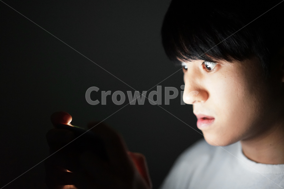중독,게임중독,스마트폰중독,스마트폰,남자,밤,어둠,빛,전자파,게임,밤샘,addiction,smartphone,game,man,night,light,electromagnetic,사람,인물,인간,human,person,얼굴표정,facial expression,face,남성,남자,man,male,감정표현,기분,feeling,emotion,정보통신기술,전자기기,전자제품,it,information,technology,electronic equipment