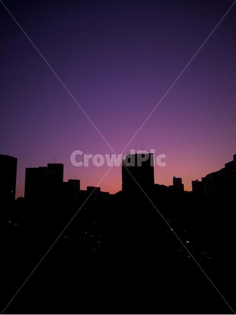 보라색,퍼플,하늘,초승달,보라색하늘,황혼,일몰,도시,풍경,city,landscape,실루엣,그림자,silhouette,shadow,색깔,색상,색채,색감,color sense,color sensitivity,feeling of color