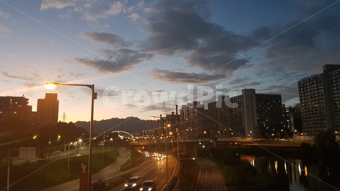 강변도로,노을,도로,강,가로등,구름,하늘,아파트,sky,river,찻길,차,도시