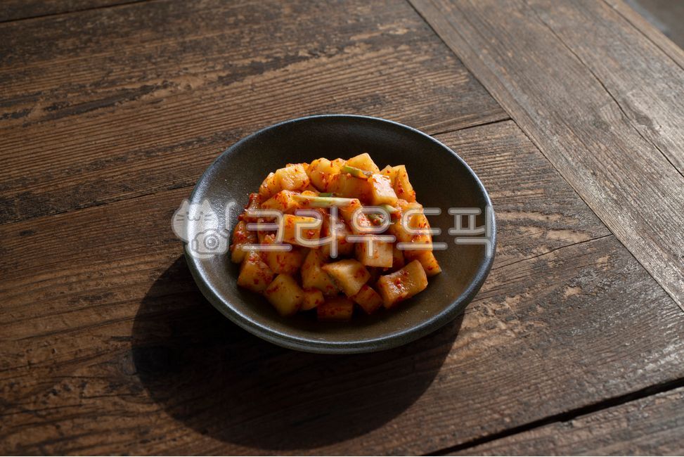 깍두기,무우,김치,한국음식,전통음식,고춧가루,매운,붉은,큐브,음식,먹거리,식사,반찬,발효음식,슬로푸드,dish,food,접시,음식,식재료,요리,food,cook,meal,dishes,food reserves,한식,한국음식,한국요리,korean food,korean dishes,korean meal,korean cook