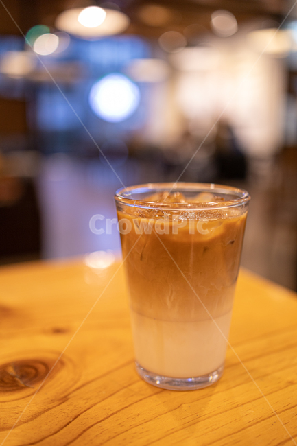 background,beer,beverage,brown,cafe,closeup,coffee,cold,coldbrew,cool,cup,delicious,drink,food,fresh,glass,ice,iced,latte,liquid,milk,refreshment,restaurant,summer,sweet,table,white,카페,커피,라떼,콜드브루,마실것,아이스,차가운,음료,유리잔,시원한,카페인,음료수,drink,beverage