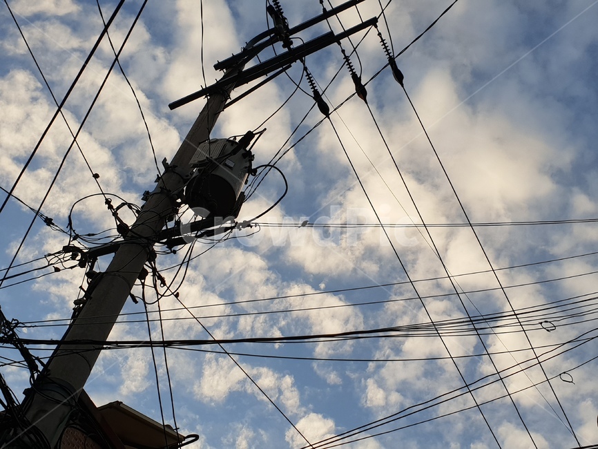 하늘,구름,전신주,전깃줄,파랑색,맑은하늘,맑음,sky,cloud,utilitypole,cable,산업,industry,industrial,에너지산업,energy industry,utility pole,전신주,cable,케이블,power lines,전력선,electric transmission tower,송전탑
