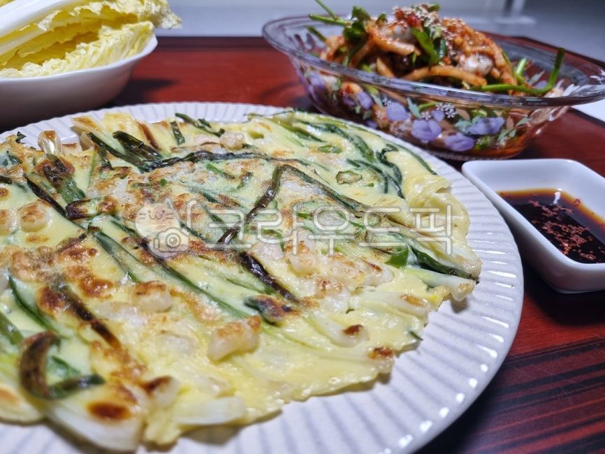 통영생굴요리,driedoysters,freshseasonedoysters,tongyeongsaenggulseasonedradish,oysterdish,rawoysterdish,tongyeongrawoysterdish,무침요리,seasoneddish,koreafood,koreanfood,sesame,참깨,seasoning,양념,통깨,깨,미나리,무생채,watercelery,radishsalad,접시,dish,유리그릇,유리접시,glassplate,glassware,파전,전,음식,요리,food,cooking,부침개,greenonionpancake,pancake,vegetablepancake,밀가루음식,flourfood,plate,그릇,간장,soysauce,간장종지그릇,해물파전,seafoodpancake,부추전,leekpancake,bowls,saucer