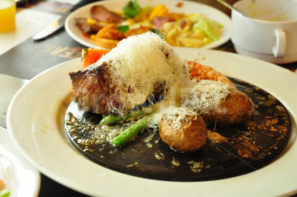 스테이크,소고기,아스파라거스,치즈,감자,돌판,구이,음식,food,beef,meat,steak,asparagus,cheese,potato,grill,grilled,medium,rare,음식,식재료,요리,food,cook,meal,dishes,food reserves,육류,고기,meat,양식,서양음식,서양요리,western food,western dishes,western meal,western cook