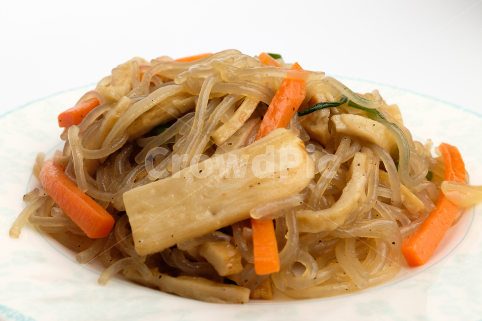 잡채,당면,야채,채소,간장,참기름,볶음,당근,버섯,음식,맛있는,느끼한,간장양념,볶음요리,요리,파,양파,고소한,반찬,면요리,면,갈색,부드러운,짭짤한,국수,한국문화,한국음식,접시,고기,볶은,음식,식재료,요리,food,cook,meal,dishes,food reserves,한식,한국음식,한국요리,korean food,korean dishes,korean meal,korean cook