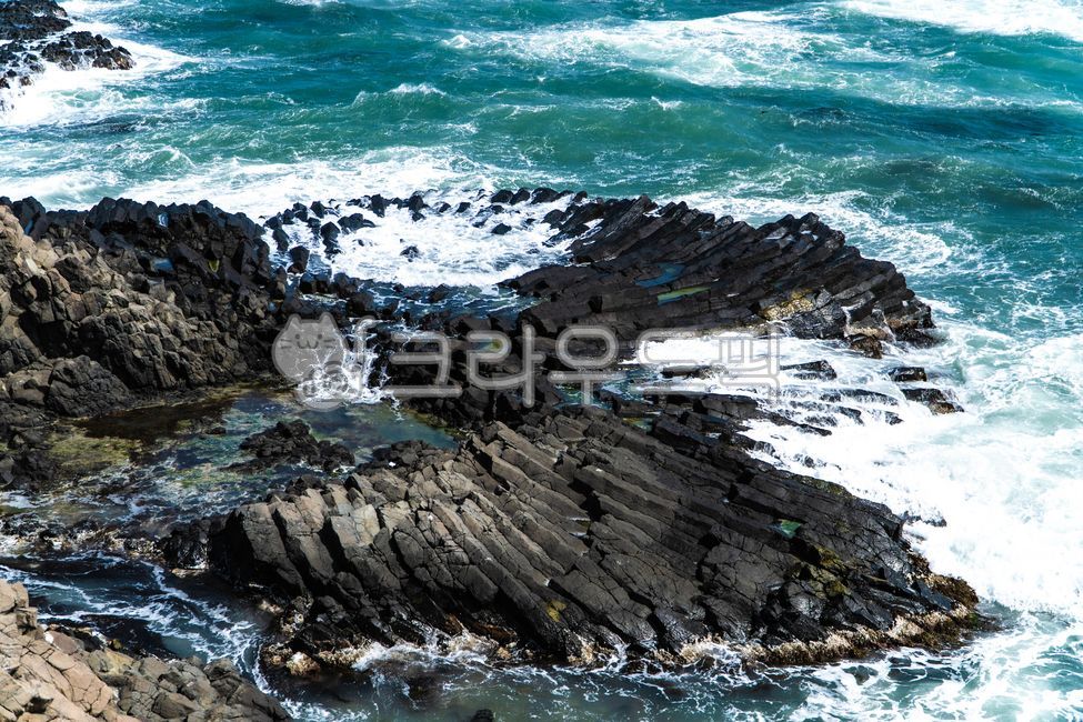 tide,rock,promontory,headland,ocean,nature,seawaves,Gyeongju sea,Columnar joints,sea rock,water