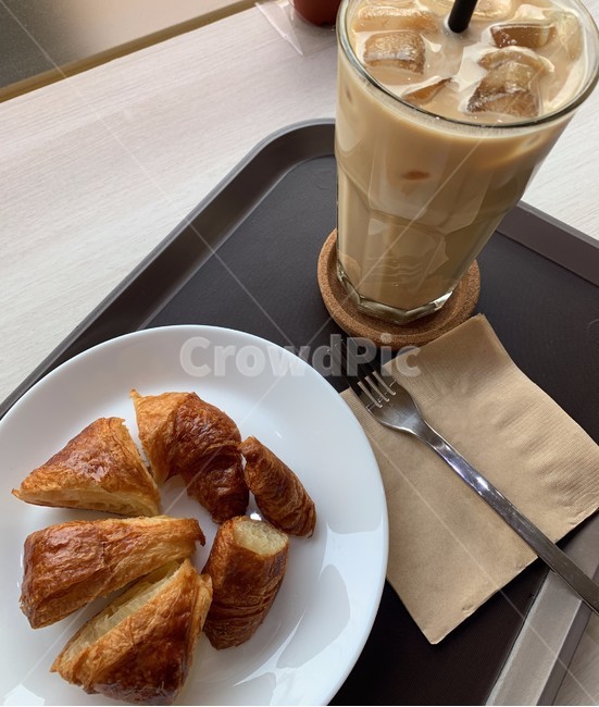크로와상,카페,접시,포크,빵,브런치,카페라떼,커피,냅킨,쟁반