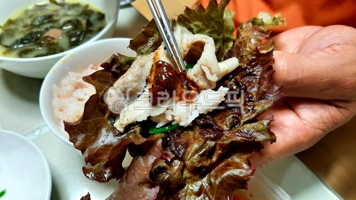 Ssam vegetables,Plane Pork Belly,restaurant,chopsticks,Meat wrap,wrapping,Lettuce wrap,pork,food,Lettuce,pork belly,Grilled planer,Korean food,Grilled Pork Belly,Ssamjang,ingredients,Eat ssam wrap,hand