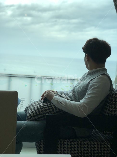젊은,남성,뒷모습,창가,고독,사람,인물,인간,human,person,남성,남자,man,male,고독함,외로움,쓸쓸함,우울함,슬픔,lonely,solitary