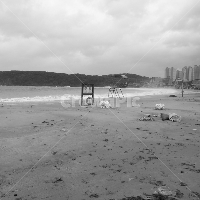 바다,해수욕장,태풍,모래,바람,날씨,119,구명튜브,울산,일산해수욕장,감시대,구명조끼,구명환,수난구조장비,쓰레기,흑백사진,정방형,11,해변,바다,beach,sea,도시,풍경,city,landscape,한국도시풍경,한국도시경관,korea cityscape,흑백,모노톤,monochrome,black and white,ground,바닥,nature,자연,water,물
