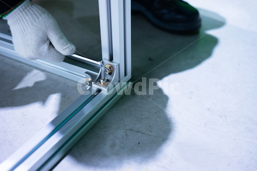 aluminium,profile,aluminiumprofile,boltfastening,볼트,나사,조임,조립,프레임,알루미늄,알루미늄프로파일,프로파일,빼대,공장,작업자,기술자,제조,제조업,factory,manufacturing,technician,operator,assembly,bolt,nut,frame,metal,steel,산업,industry,industrial,제조업,manufacturing business,manufacturing industry