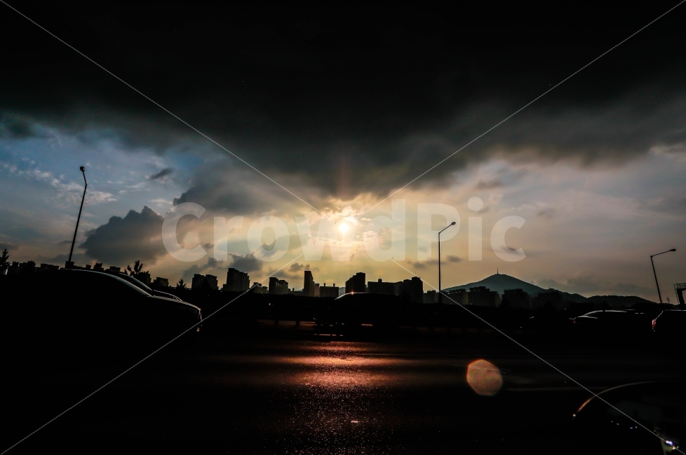 비온뒤갠하늘,일몰,비오는날,하늘,구름,태양,비,도시,풍경,city,landscape,한국도시풍경,한국도시경관,korea cityscape,교통,교통수단,traffic,transportation,nature,자연,weather,날씨,outdoors,옥외,flare,플레어,light,빛