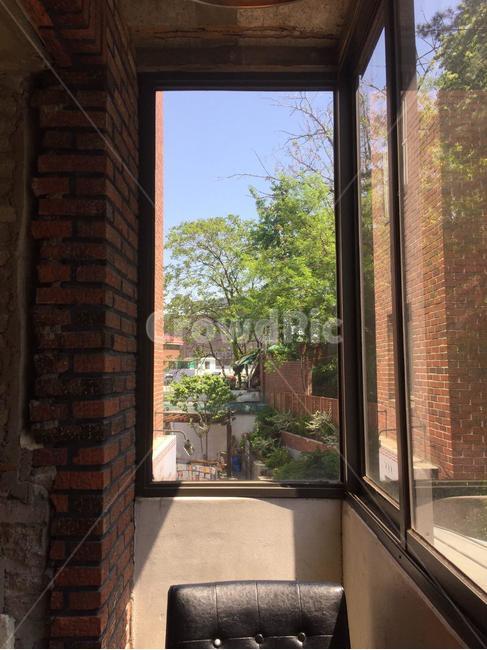 창문,프레임,액자식,벽돌,가죽의자,창밖풍경,창밖,건물내부,붉은벽돌,window,cafe,brick,frame