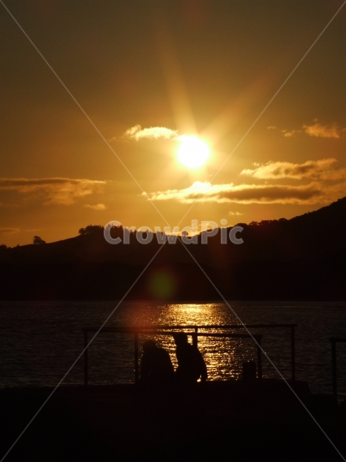 인물,사람,실루엣,silhouette,저녁,노을,태양,강가,해변가,호숫가,강,바다,호수,lake,lakeside,river,riverside,sea,beach,sunset,sun,people,person,shadow,그림자,하늘,구름,sky,cloud,빛,light,감성사진,커플,연인,lover,couple,배경화면,배경사진,풍경,배경,풍경사진,평화로운,분위기,차분한,차분함,평화로움,scene,ambience,atmosphere,calm,peaceful,tranquil,still,background,사람,인물,인간,human,person,인물실루엣,사람실루엣,character silhouette,human silhouette,휴식,힐링,rest,relaxation,healing,flare,플레어,sunlight,햇빛