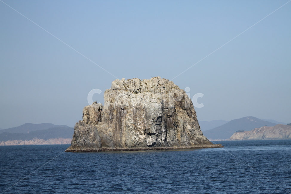섬,바위섬,한려해상국립공원,바다,island,남해바다,자연,풍경,nature,landscape,한국자연풍경,한국자연경관,korea nature landscape,outdoors,옥외,land,땅,water,물,sea,ocean,대양,shoreline,해안선,coast,연안