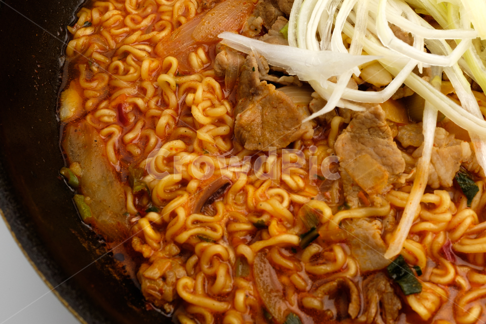 라면,국수,국물,파,음식,고기,인스턴트,식사,맛있는,인스턴트음식,간단한,누들,간식,꼬불꼬불한,밀가루,뜨거운,부드러운,양념,야채,채소,매콤한,매운,고추,건더기,조미료,기름진