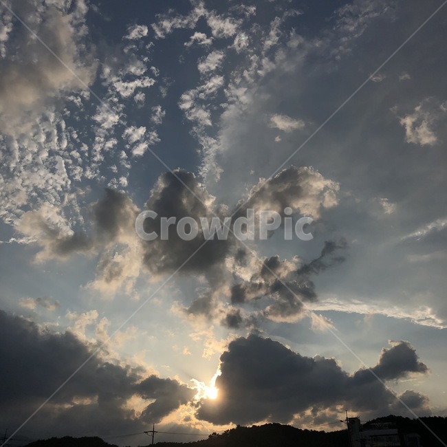 노을,구름,역광,태양,하늘,저녁,속초,바다,뭉게구름,새털구름,등대,황혼,sunset,cloud,sun,sky,풍경