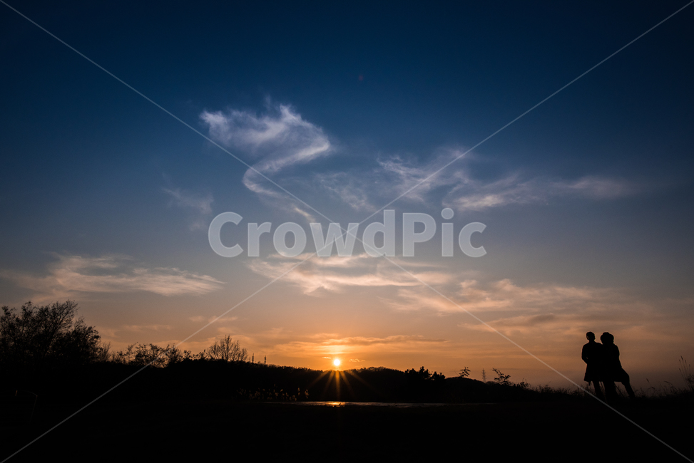 nature,자연,outdoors,옥외,person,사람,human,인간,sunlight,햇빛,light,빛,flare,플레어,sundown,sunset,일몰,역광,구름,하늘,부부,중년부부