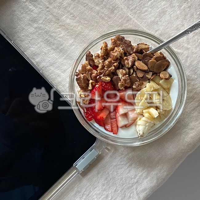 banana,yogurt,yogurt ball,strawberry