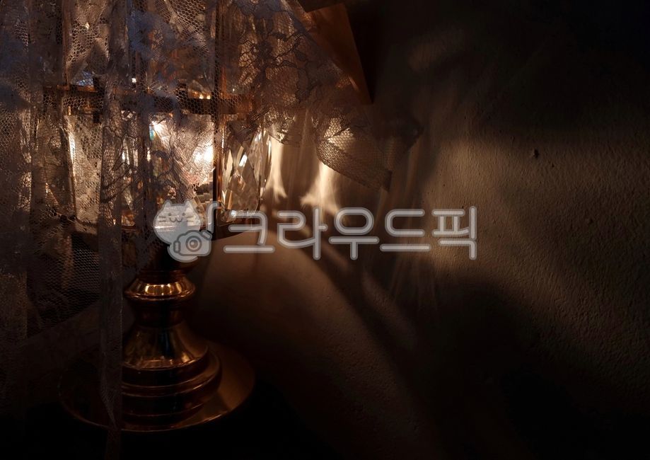 감성,크리스탈램프,램프,레이스,배경,인테리어소품,그림자,실내,indoor,shadow,lace,crystallamp,crystal,lamp