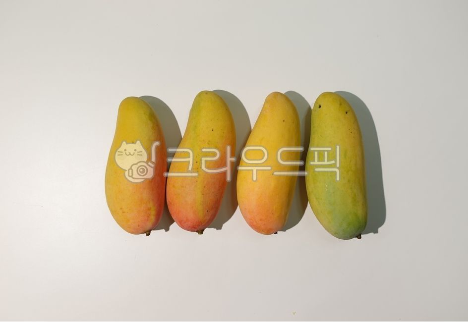 fruit,Mahachanok,yellow mango,Postripening Mango,food,mango,Thai Mango,Ripe mango,Long mango,rainbow mango