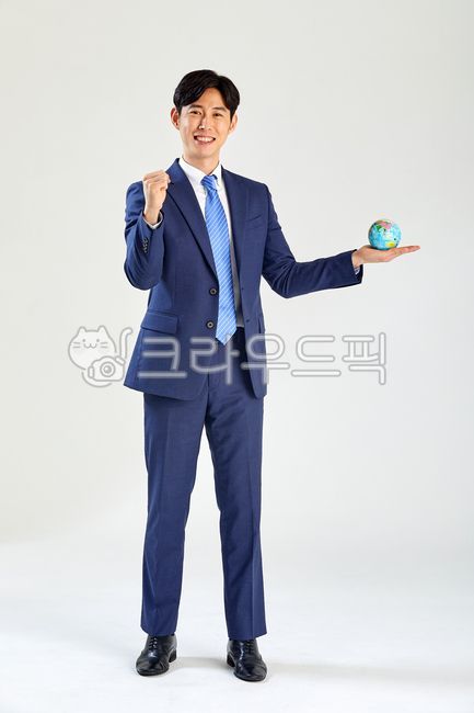 글로벌,정장,미소,지구본,글로벌사업,성공,도전,자신감,직장인,인물,업무,구직,취업,비지니스,남성,매니저,과장,대리,30대,20대,영업,경영자,경영,컨설팅,금융,한국인,동양인,아시아인,1명,회사,사무실,실내,멋진청년,꿈,관리직,일,흰색,누끼,앉은모습,청년,넥타이,1등,최고,글러벌,사업가,청년사업가,global,formal,smile,businessman,globe,globalbusiness,success,challenge,confidence,officeworker,job,business,male,deputy,30s,20s,sales,manager,consulting,finance,korean,asian,1person,office,wonderfulyoungmanagement,dream,white,management,accessory,부속물,person,사람,human,인간,accessories,부속품,tie,사람,인물,인간,human,person,남성,남자,man,male,비즈니스,사업,business,service,work