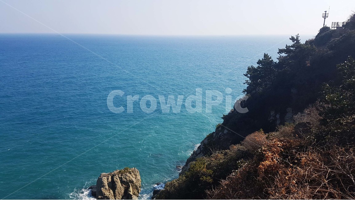 바다,바닷가,파도,해안가,수평선,자연,풍경,절경,해안도로,하늘,절벽,해안절벽,나무,윤슬,물거품,부산,이기대,해파랑길,겨울바다,파란색,바위,자연,풍경,nature,landscape,promontory,곶,cliff,낭떠러지,outdoors,옥외,sea,ocean,대양,water,물