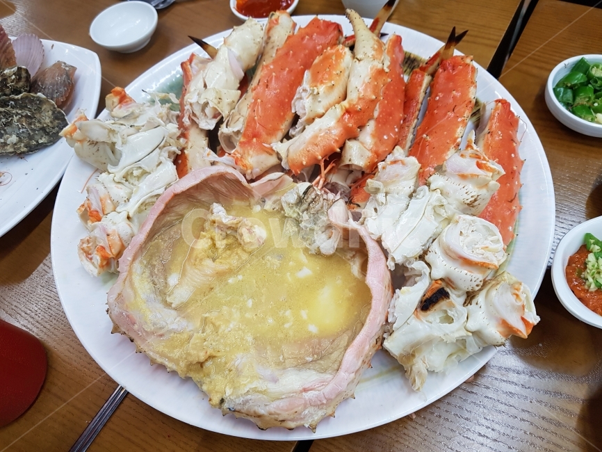킹크랩,크랩,대게,갑각류,해산물,음식,별미,맛살,신선한,외식,내장,다리,분리,반찬,그릇,축제,행사,음식,식재료,요리,food,cook,meal,dishes,food reserves,수산물,해산물,fishery products,seafood