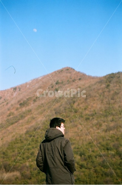 뒷모습,산속,겨울,푸른하늘,시원함,사람,인물,인간,human,person,남성,남자,man,male