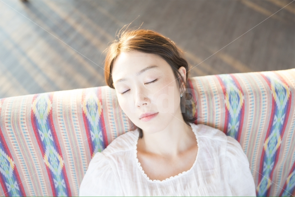 낮잠,잠,오후,빛,햇살,그림자,여름날,힐링,인물사진,여자,nap,healing,사람,인물,인간,human,person,얼굴표정,facial expression,face,여성,여자,woman,female,lady,휴식,힐링,rest,relaxation,healing