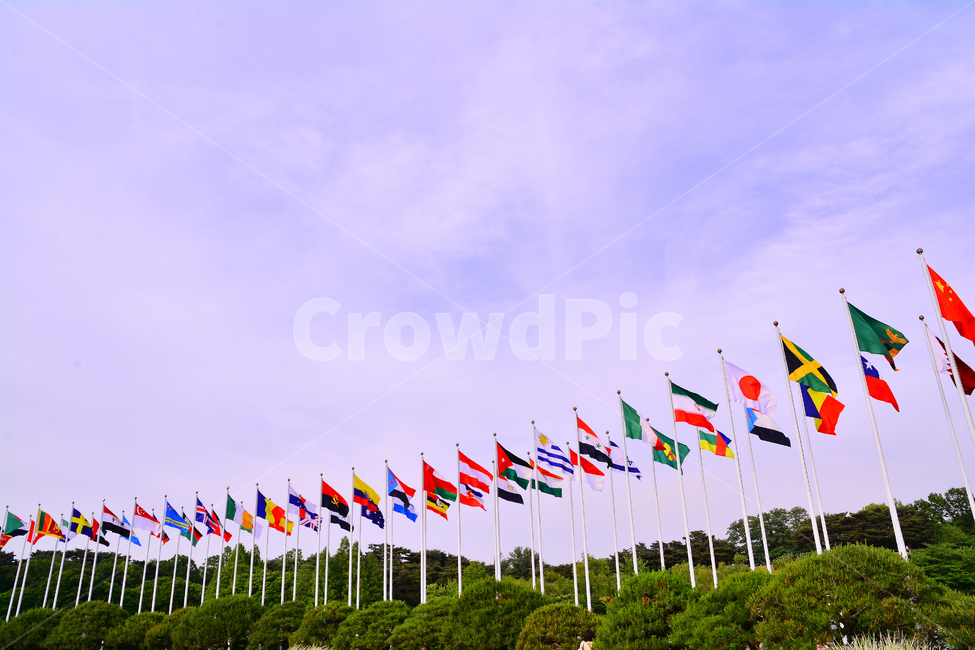 태극기,만국기,세계,지구촌,펄럭이다,깃대,공원,바람,flagsofallnations,Koreanflag,korean,world,리듬,여러나라,대한민국,한국,국기,상징,하늘,구름,배경,바탕,해외,외국,세계,foreign,oversea,world