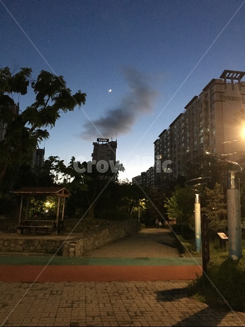 밤,하늘,조명,구름,돌담,쭉이어진길,sky,astraightroad,night,beautifulcloud