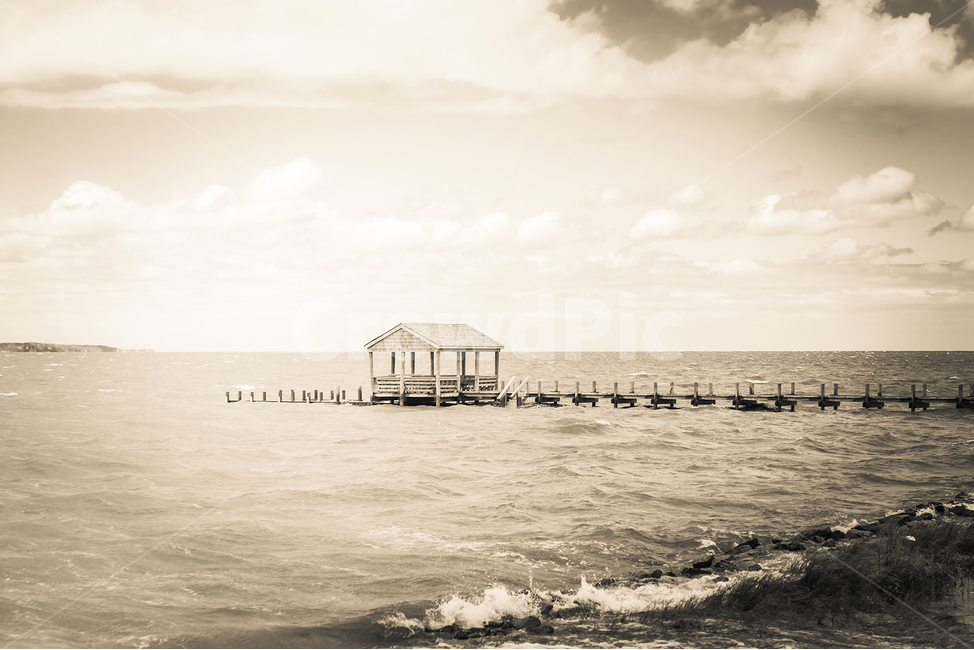 사우스케롤라이나,바다,미국,오두막,강풍,자연,풍경,nature,landscape,해외,외국,세계,foreign,oversea,world,세계자연풍경,해외자연풍경,외국자연풍경,world nature landscape,흑백,모노톤,monochrome,black and white,water,물,waterfront,워터 프론트,port,포트,pier,교각