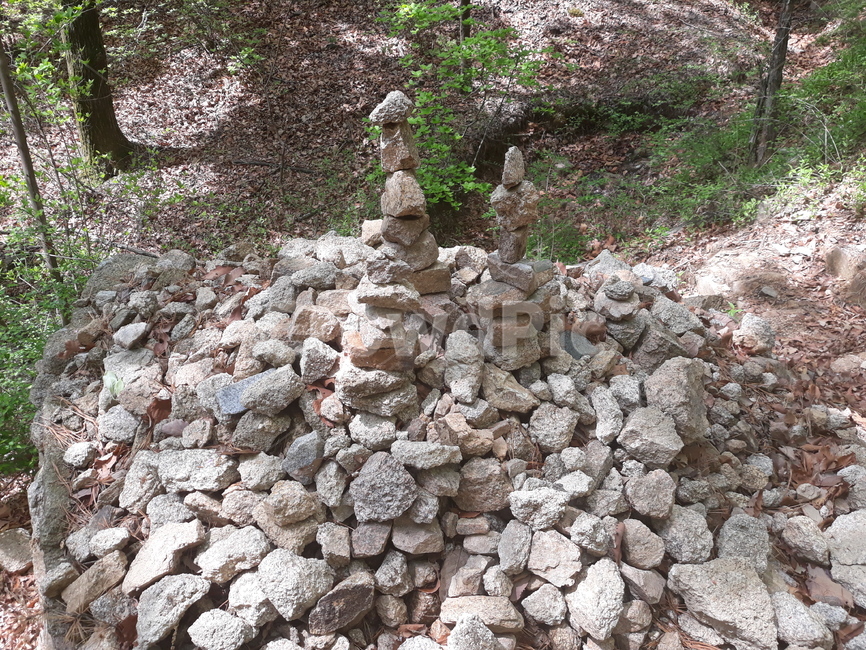 돌탑,산,길,나무,돌,조각상,동상,석상,조형물,statue,bronze statue,stone statue