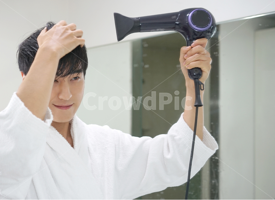 남자,남성,샤워가운,화장실,뷰티,헤어,hair,헤어드라이기,목욕탕,거울,머리스타일,스타일링,목욕,사람,인물,인간,human,person,남성,남자,man,male,뷰티,미용,beauty treatment