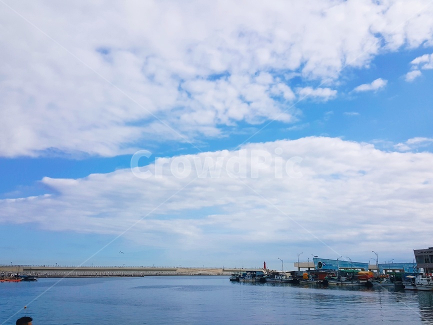 water,waterfront,워터프론트,항구,바다,구름,crowd,sky,하늘